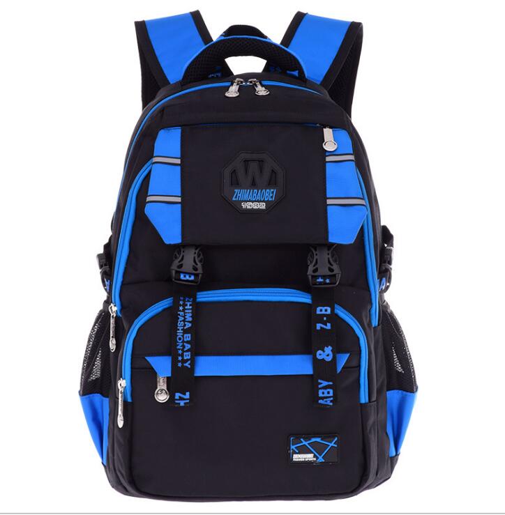 الأزرق من ظهره خفيفة الوزن في الهواء الطلق للكلية