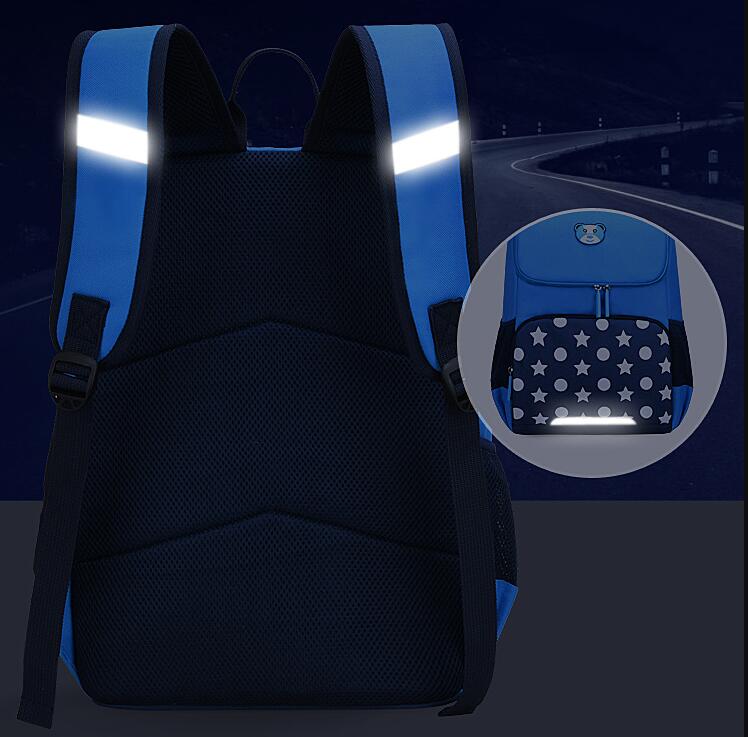 شريط عاكس من حقيبة كتاب الطالب