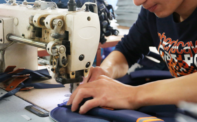 العمال يصنعون الحقائب المدرسية 3