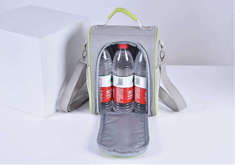 داخل حقيبة عزل نزهة في الهواء الطلق