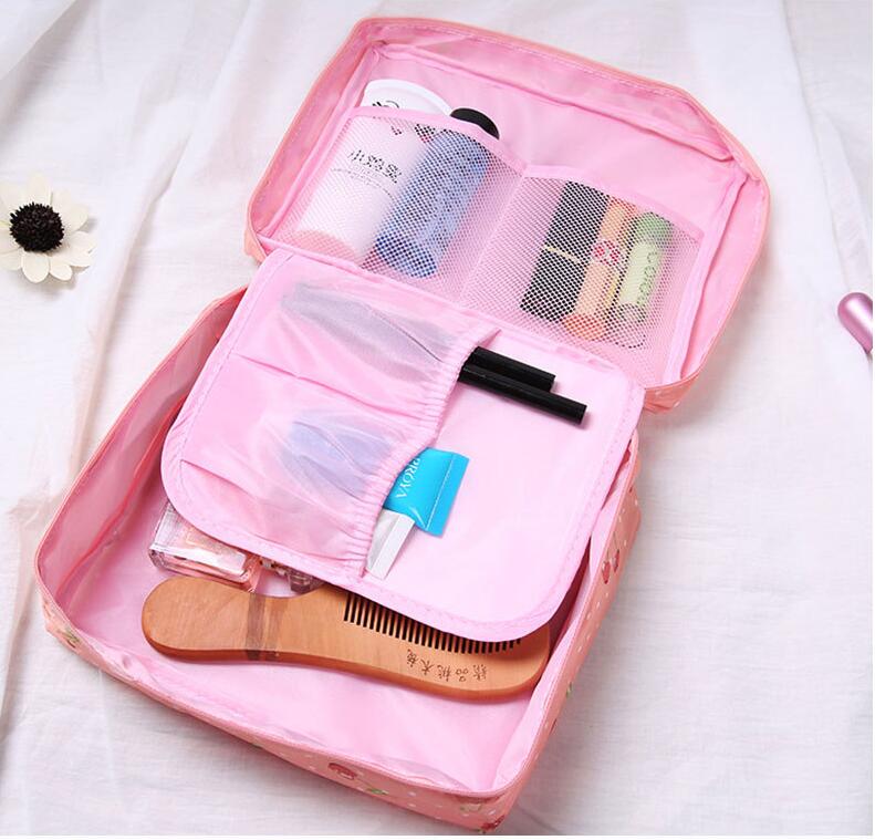 داخل حقيبة تخزين مستحضرات التجميل