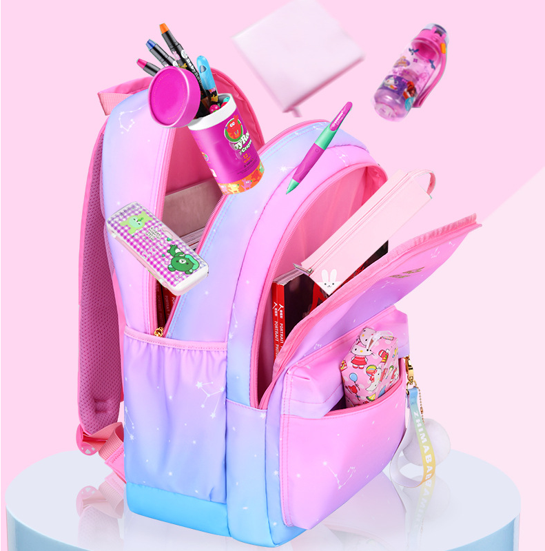 إظهار فتح حقيبة ظهر مدرسية للفتيات المدارس المتوسطة