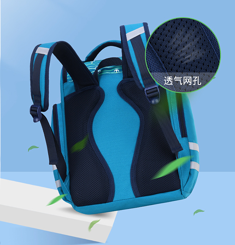 الجزء الخلفي من حقيبة مدرسية الطفل