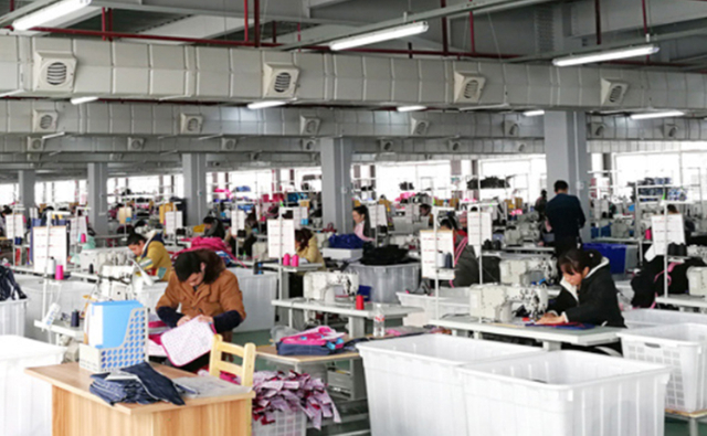 العمال يصنعون الحقائب المدرسية 2