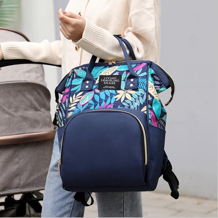 مومياء تظهر حقيبة الطفل الحفاض