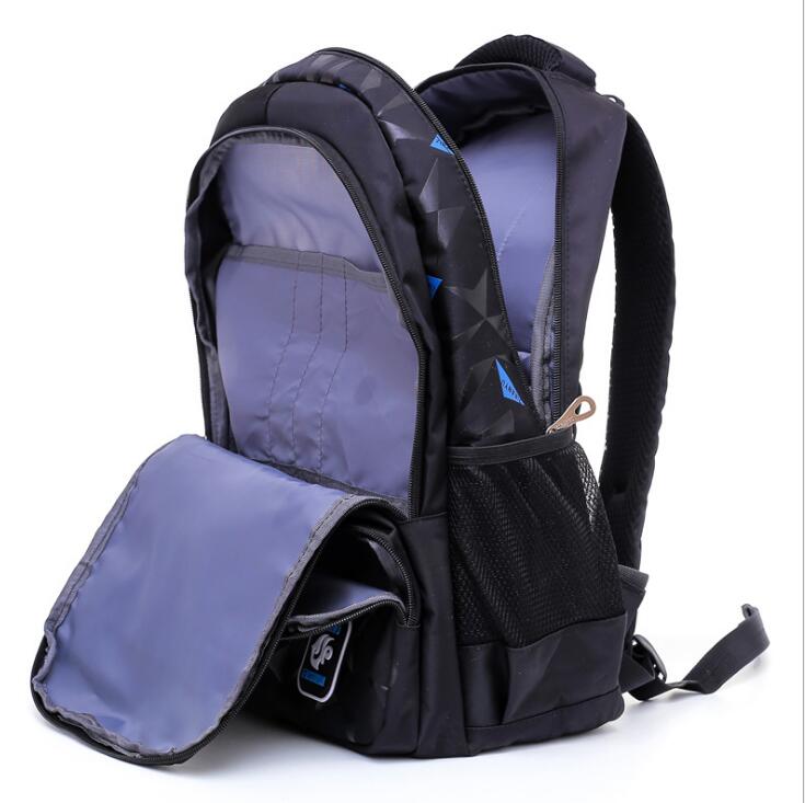 فتح حقيبة الظهر للماء