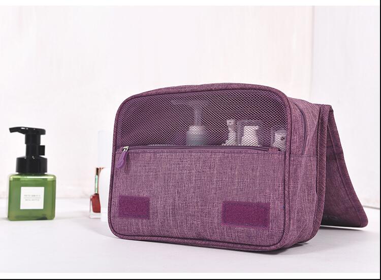 عرض المشهد من حقيبة مستحضرات التجميل معلقة