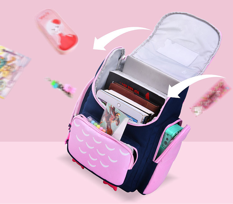 فتح المعرض على حقيبة مدرسية للأطفال على ظهره ما قبل المدرسة