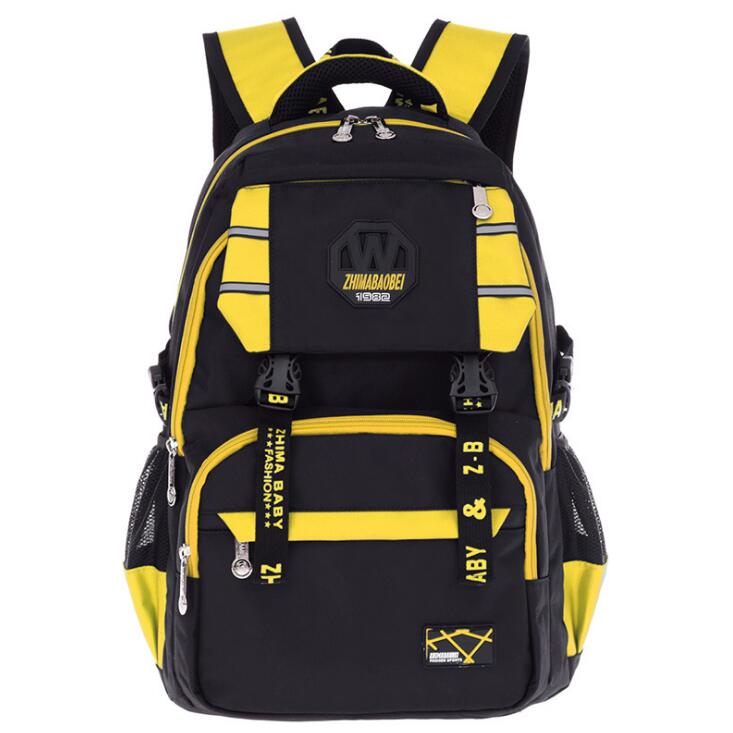 ظهره خفيف الوزن في الهواء الطلق للكلية